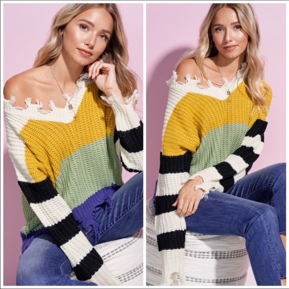 💚💙- Distressed v-neck raw hem sweater